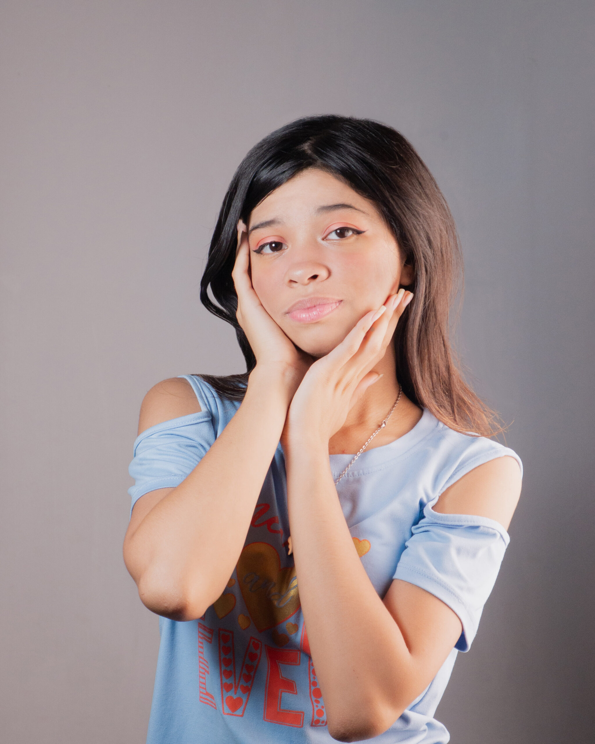 Un retrato artistico de una chica con cabello negro con un look warm look